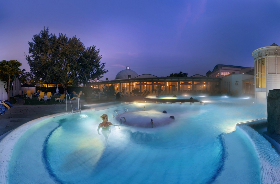 Entspannen Sie in den Thermalbecken der Vita Classica Therme Bad Krozingen.