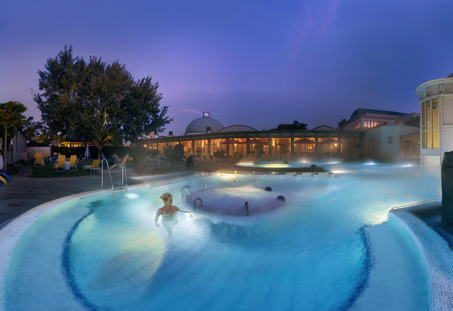Entspannen Sie in den Thermalbecken der Vita Classica Therme Bad Krozingen.