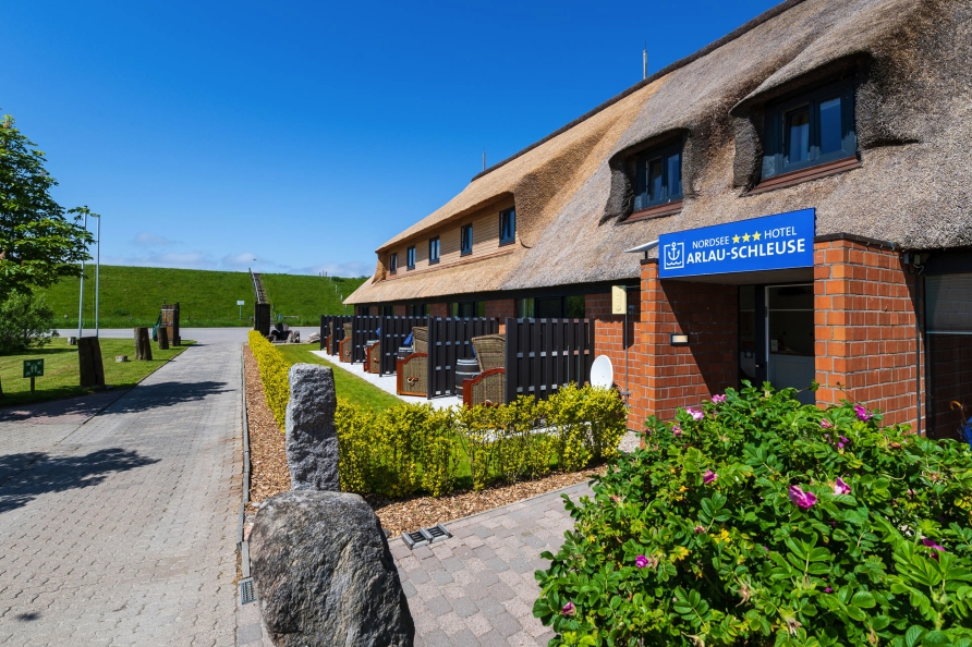 Außenansicht des Nordsee-Hotels Arlau-Schleuse