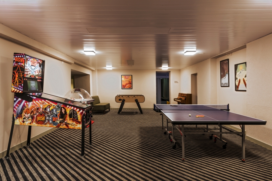 Im Spielzimmer stehen unter anderem eine Tischtennisplatte und ein Tischkicker zur Verfügung.