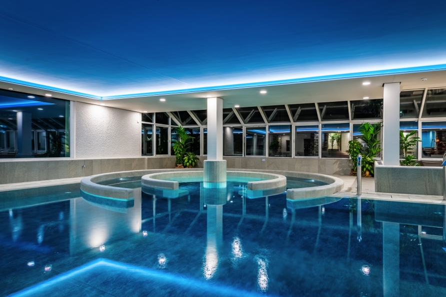 Der Wellnessbereich mit Hallenbad und vielem mehr lädt zum Entspannen ein.
