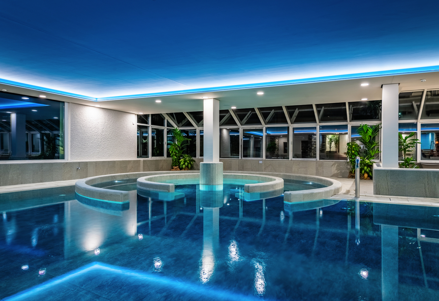 Der Wellnessbereich mit Hallenbad und vielem mehr lädt zum Entspannen ein.
