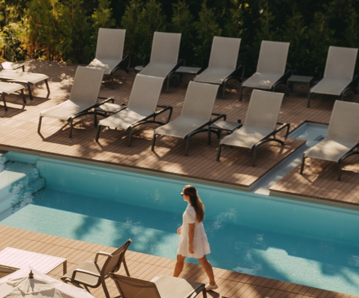 Genießen Sie die Sonne am Außenpool des Hotels!
