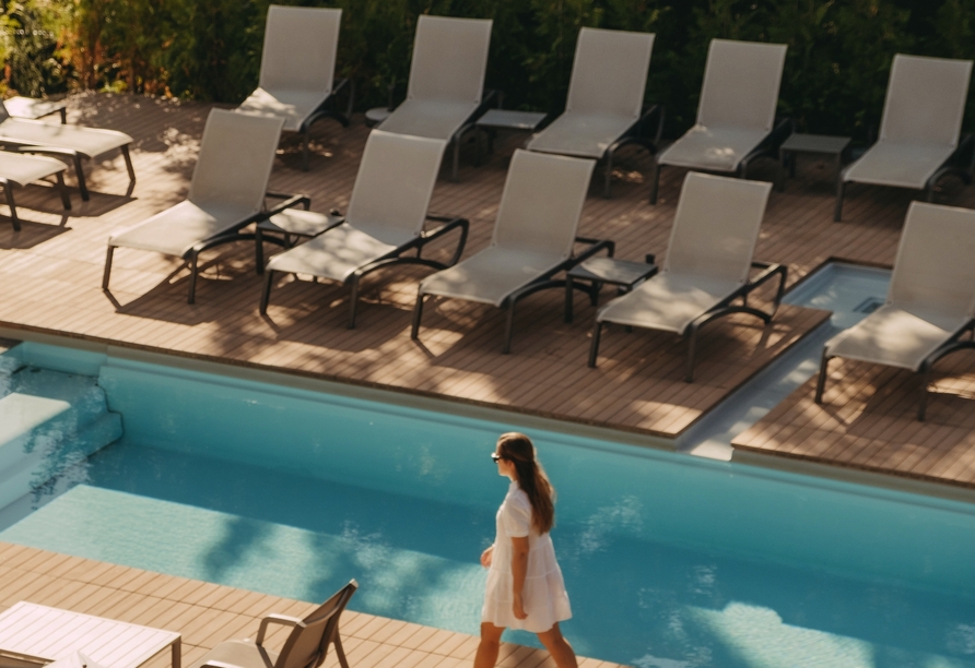 Genießen Sie die Sonne am Außenpool des Hotels!