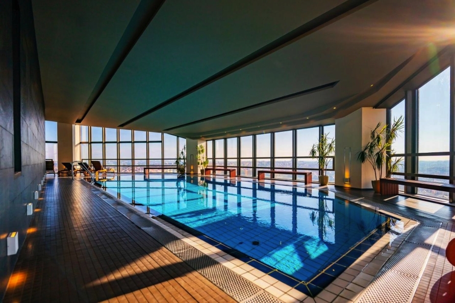 Das Hallenbad mit einzigartigem Panoramablick über Prag lädt zum Verweilen ein. 