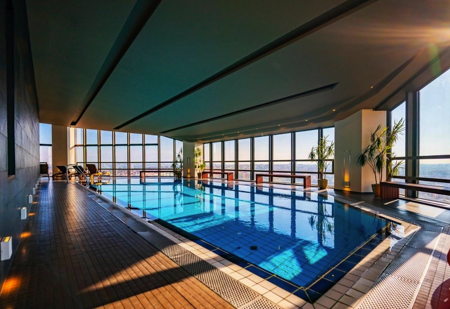 Das Hallenbad mit einzigartigem Panoramablick über Prag lädt zum Verweilen ein. 