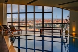 Freuen Sie sich im Hallenbad Ihres Hotels auf ein atemberaubendes Panorama über Prag.