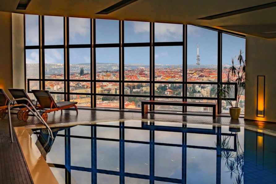 Freuen Sie sich im Hallenbad Ihres Hotels auf ein atemberaubendes Panorama über Prag.