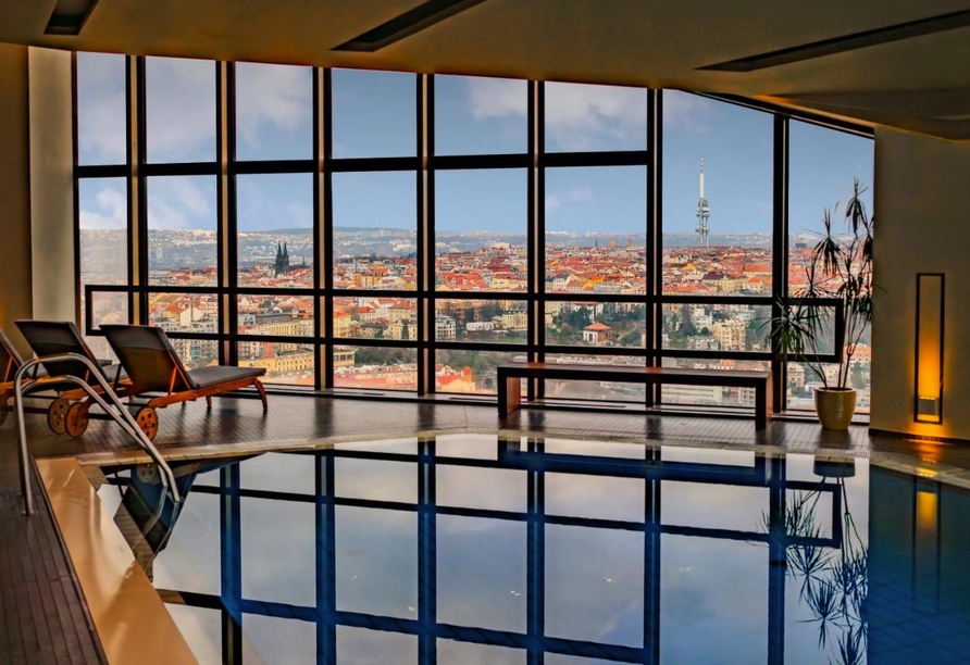 Freuen Sie sich im Hallenbad Ihres Hotels auf ein atemberaubendes Panorama über Prag.