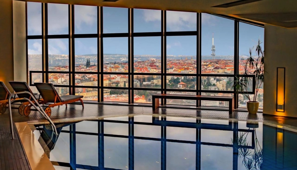 Freuen Sie sich im Hallenbad Ihres Hotels auf ein atemberaubendes Panorama über Prag.