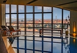 Freuen Sie sich im Hallenbad Ihres Hotels auf ein atemberaubendes Panorama über Prag.