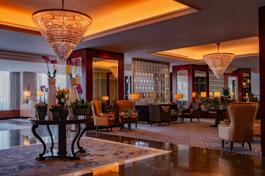 Die stilvolle Lobby empfängt Sie im Grand Hotel Prague Towers.