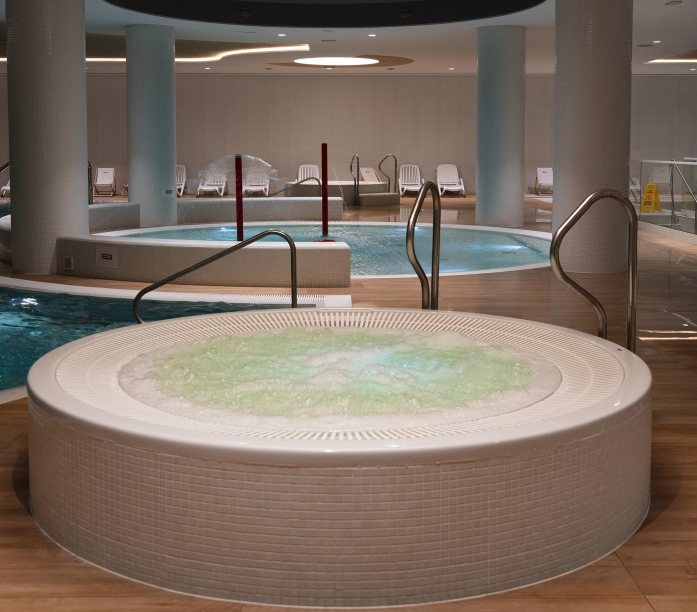 Im Wellnessbereich erwartet Sie unter anderem ein Whirlpool.