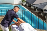 Lassen Sie sich bei einer Massage verwöhnen und vergessen Sie den Alltag.