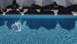 Kühlen Sie sich im großzügigen Außenpool des Hotels ab.
