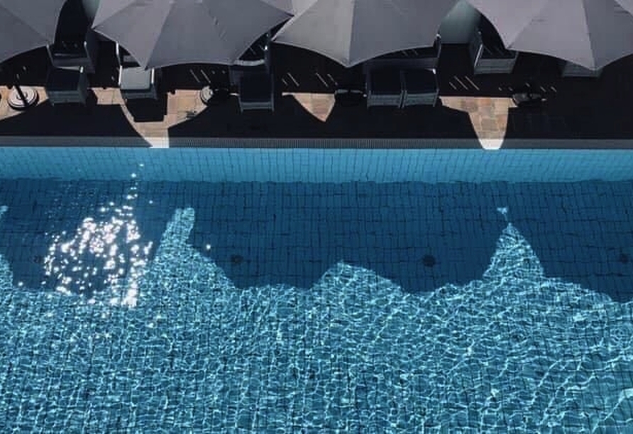 Kühlen Sie sich im großzügigen Außenpool des Hotels ab.