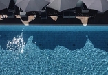 Kühlen Sie sich im großzügigen Außenpool des Hotels ab.