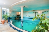 Ziehen Sie Ihre Bahnen im Hallenbad des Hotels.