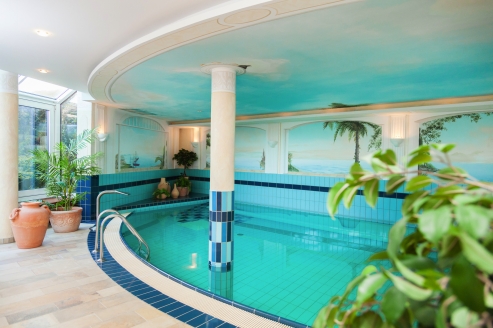 Ziehen Sie Ihre Bahnen im Hallenbad des Hotels.