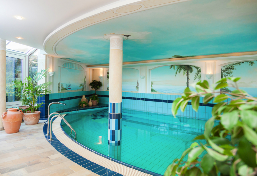 Ziehen Sie Ihre Bahnen im Hallenbad des Hotels.