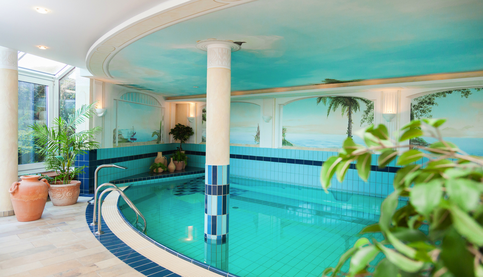 Ziehen Sie Ihre Bahnen im Hallenbad des Hotels.