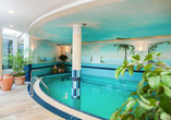 Ziehen Sie Ihre Bahnen im Hallenbad des Hotels.
