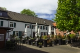 Der Biergarten lädt bei Sonnenschein zum Verweilen ein.