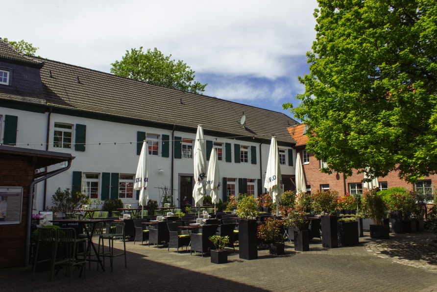 Der Biergarten lädt bei Sonnenschein zum Verweilen ein.