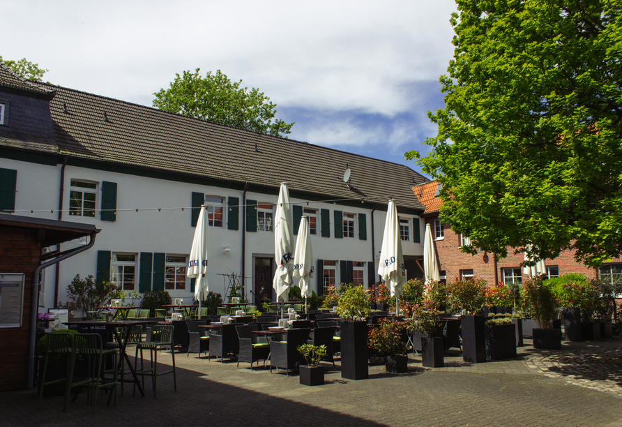 Der Biergarten lädt bei Sonnenschein zum Verweilen ein.