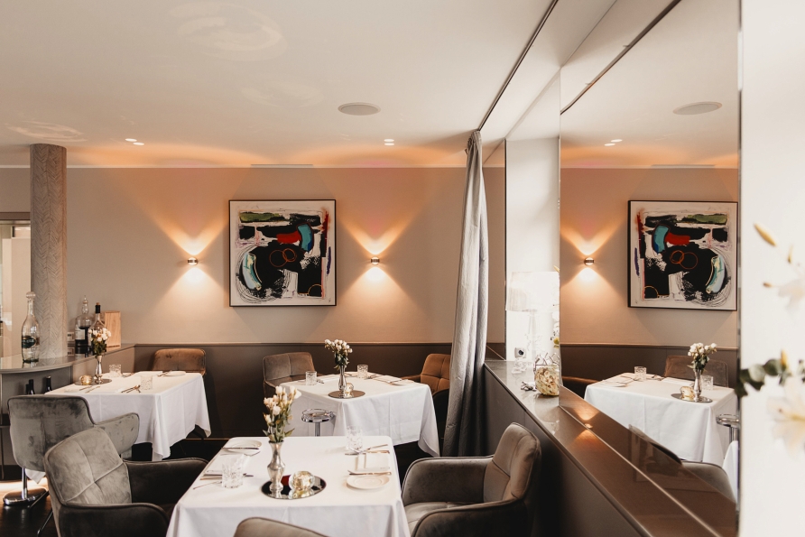 Im Restaurant werden Sie mit kulinarischen Köstlichkeiten empfangen.