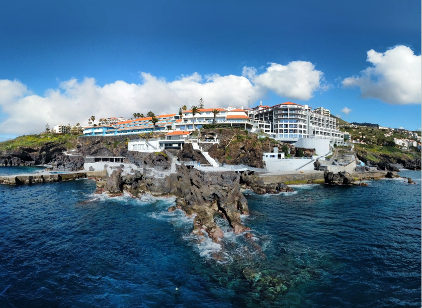 Blick auf das Hotel Rocamar, dessen Zugang zum Meer Sie nutzen können.