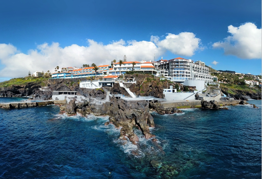 Blick auf das Hotel Rocamar, dessen Zugang zum Meer Sie nutzen können.