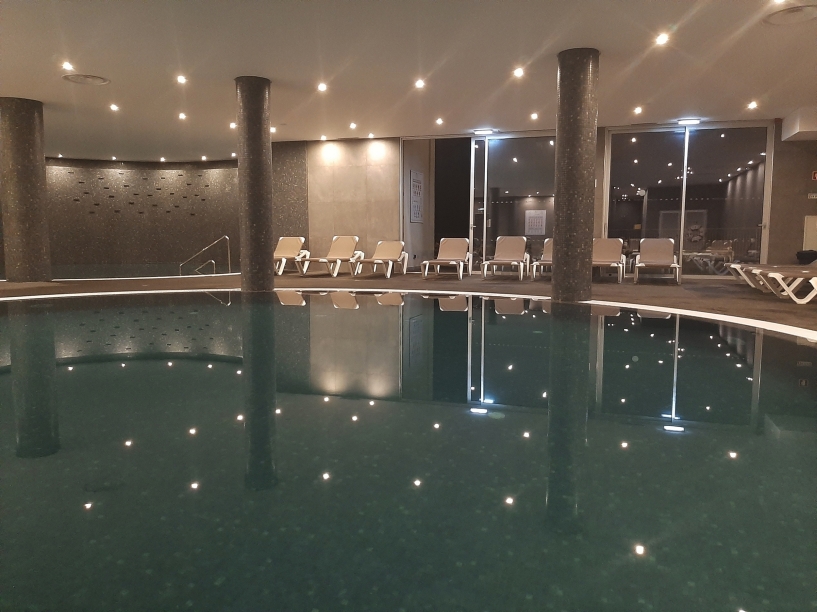 Drehen Sie im Hallenbad Ihre Runden.