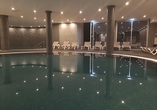 Drehen Sie im Hallenbad Ihre Runden.