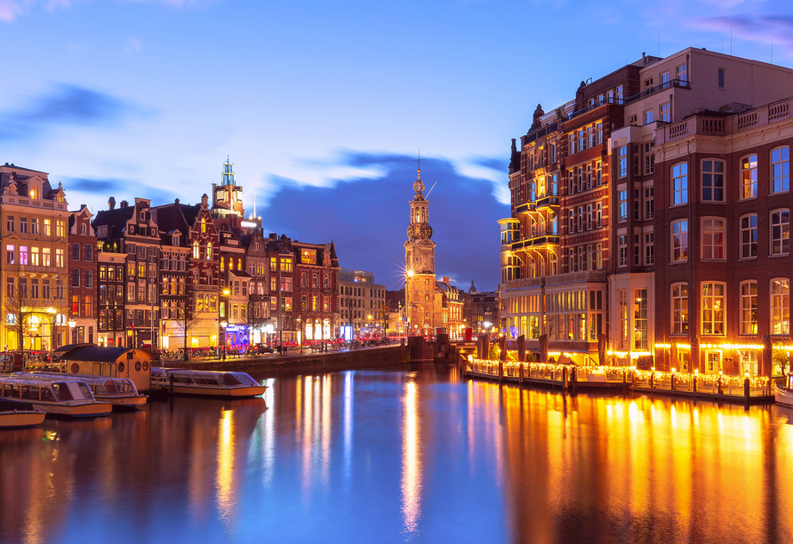 Amsterdam begrüßt Sie stimmungsvoll beleuchtet im Winter.