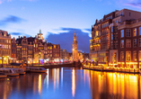 Amsterdam begrüßt Sie stimmungsvoll beleuchtet im Winter.