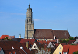 Besichtigen Sie die Pfarrkirche St. Georg in Nördlingen und genießen Sie die Aussicht auf die Umgebung.