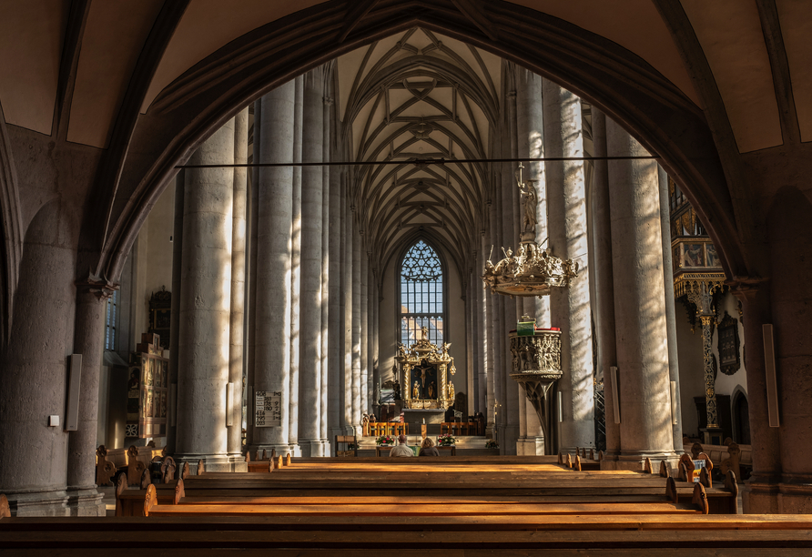 Besuchen Sie doch die St.-Georgs-Kirche in Nördlingen.