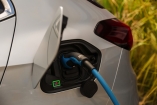 Laden Sie Ihr E-Auto an einer der Ladesäulen des Hotels.