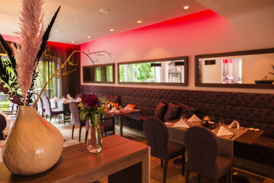Nehmen Sie Platz im modern eingerichteten Restaurant des Hotels.