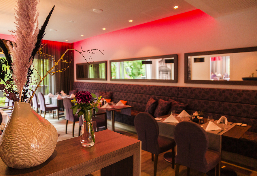 Nehmen Sie Platz im modern eingerichteten Restaurant des Hotels.