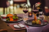 Lassen Sie sich im Restaurant mit regionalen Köstlichkeiten verwöhnen.