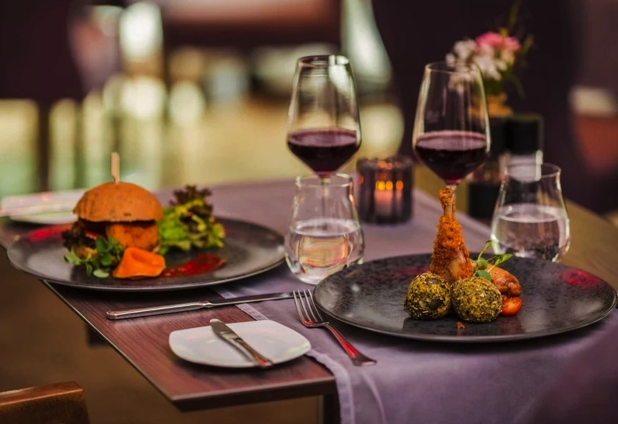 Lassen Sie sich im Restaurant mit regionalen Köstlichkeiten verwöhnen.