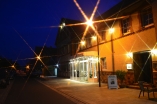 Außenansicht des City Hotels Welzow bei Nacht.