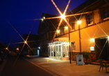 Außenansicht des City Hotels Welzow bei Nacht.