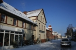 Außenansicht des City Hotels Welzow im Winter.