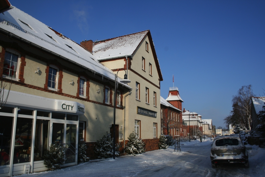 Außenansicht des City Hotels Welzow im Winter.