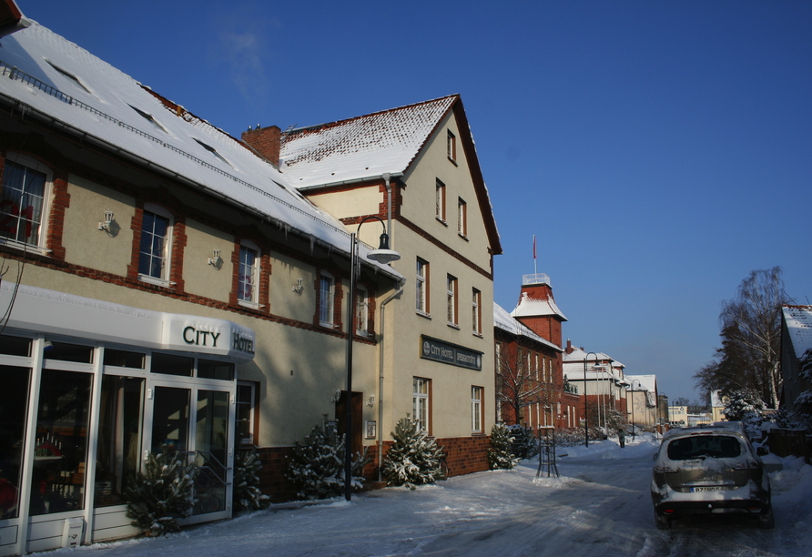 Außenansicht des City Hotels Welzow im Winter.