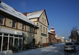 Außenansicht des City Hotels Welzow im Winter.