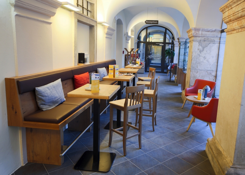In der Lobby-Bar des Hotels erwarten Sie kühle Getränke und gute Gesellschaft.